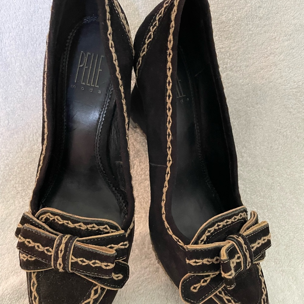 Pelle Moda black pumps with heels